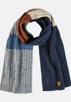 Dicker Strickschal aus einem Wollmix