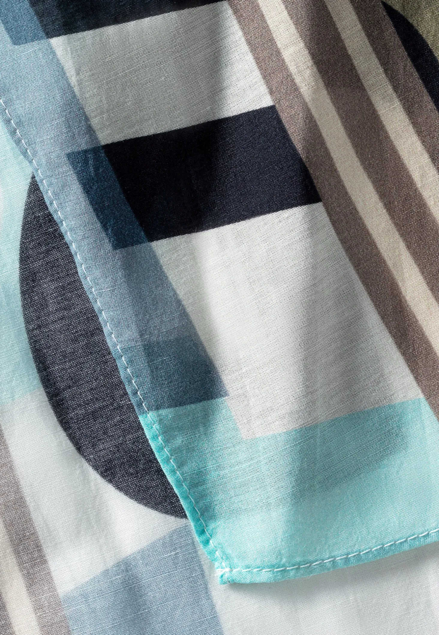Feines Modetuch mit sommerlichem Letter Print