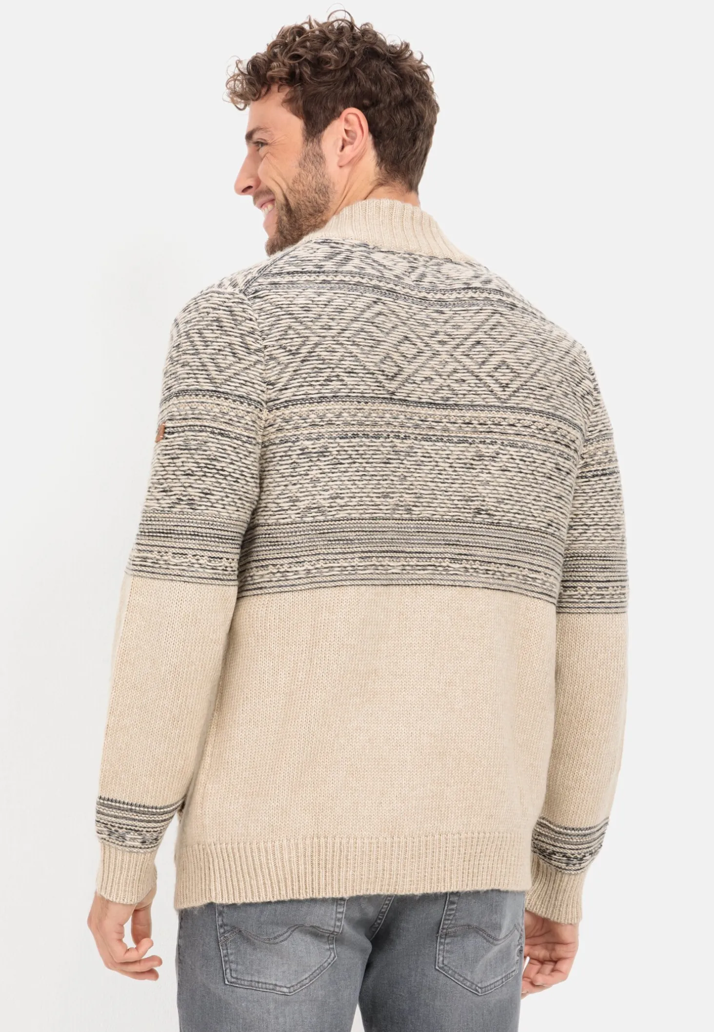 Geknöpfte Strickjacke mit Stehkragen