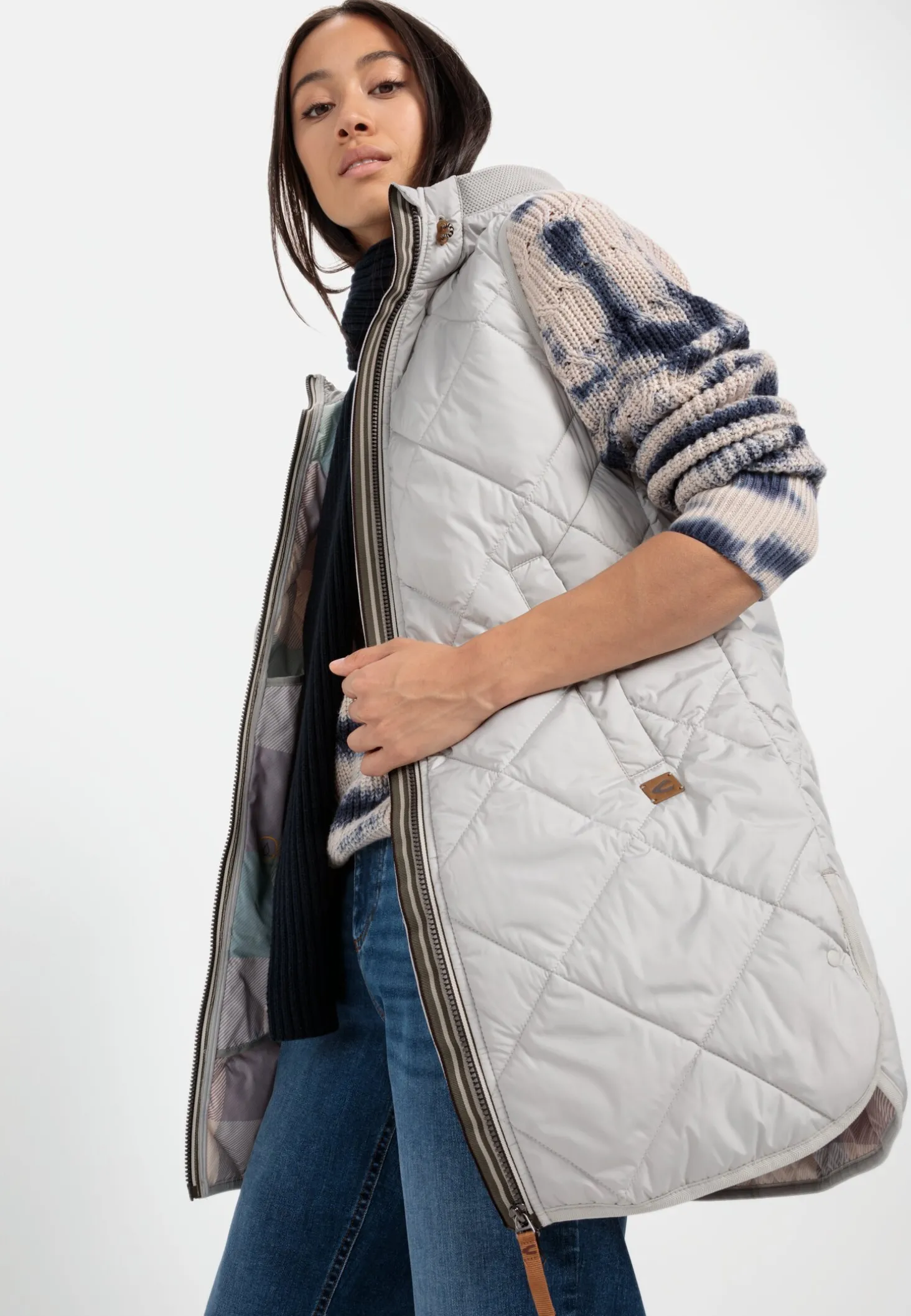 Lange Weste mit Kapuze aus recyceltem Polyester