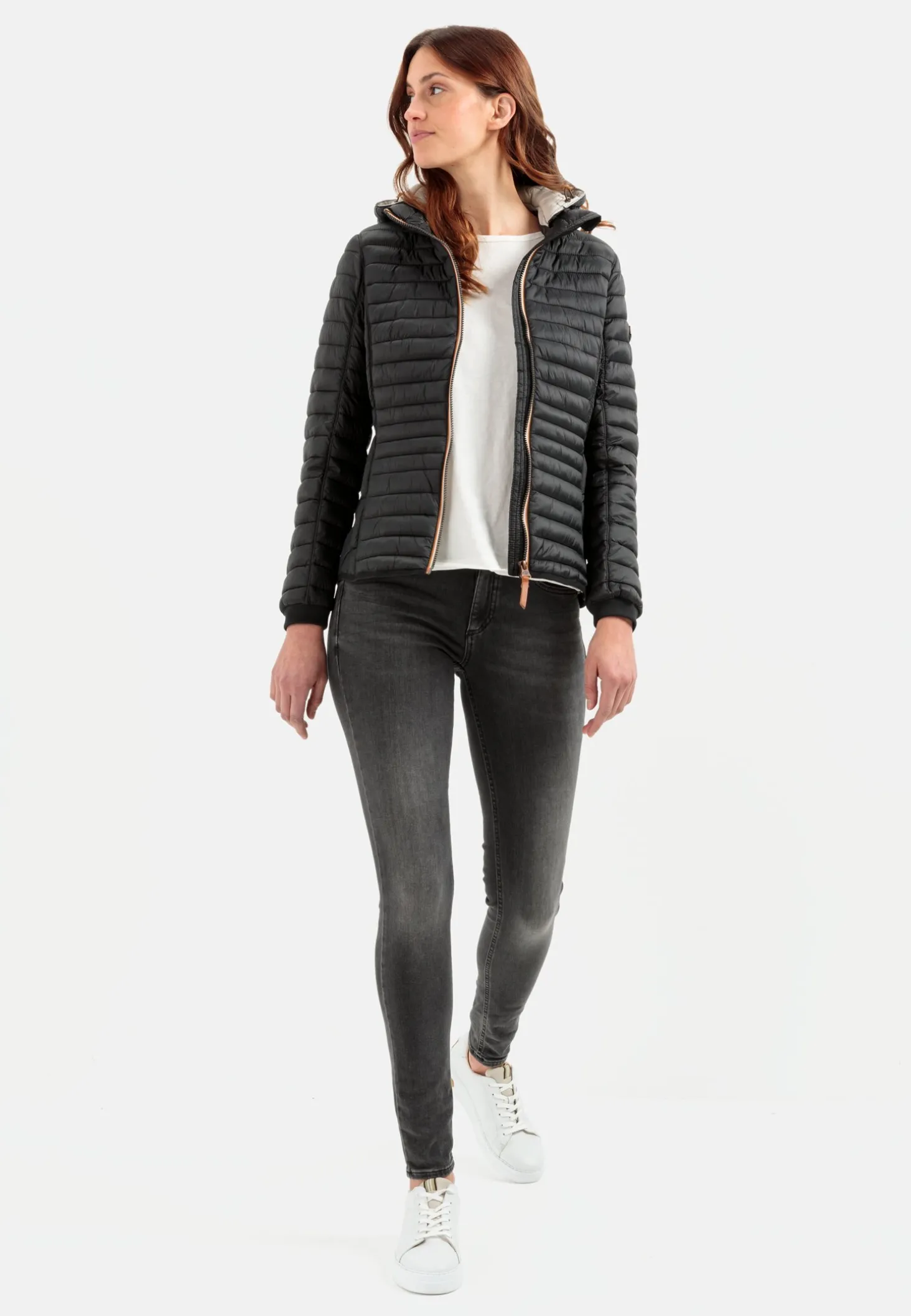 Leicht wattierte Steppjacke aus recyeltem Polyamid