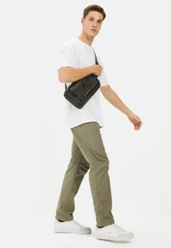 Leichte Chino im Relaxed Fit