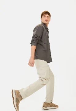 Leichte Chino im Relaxed Fit