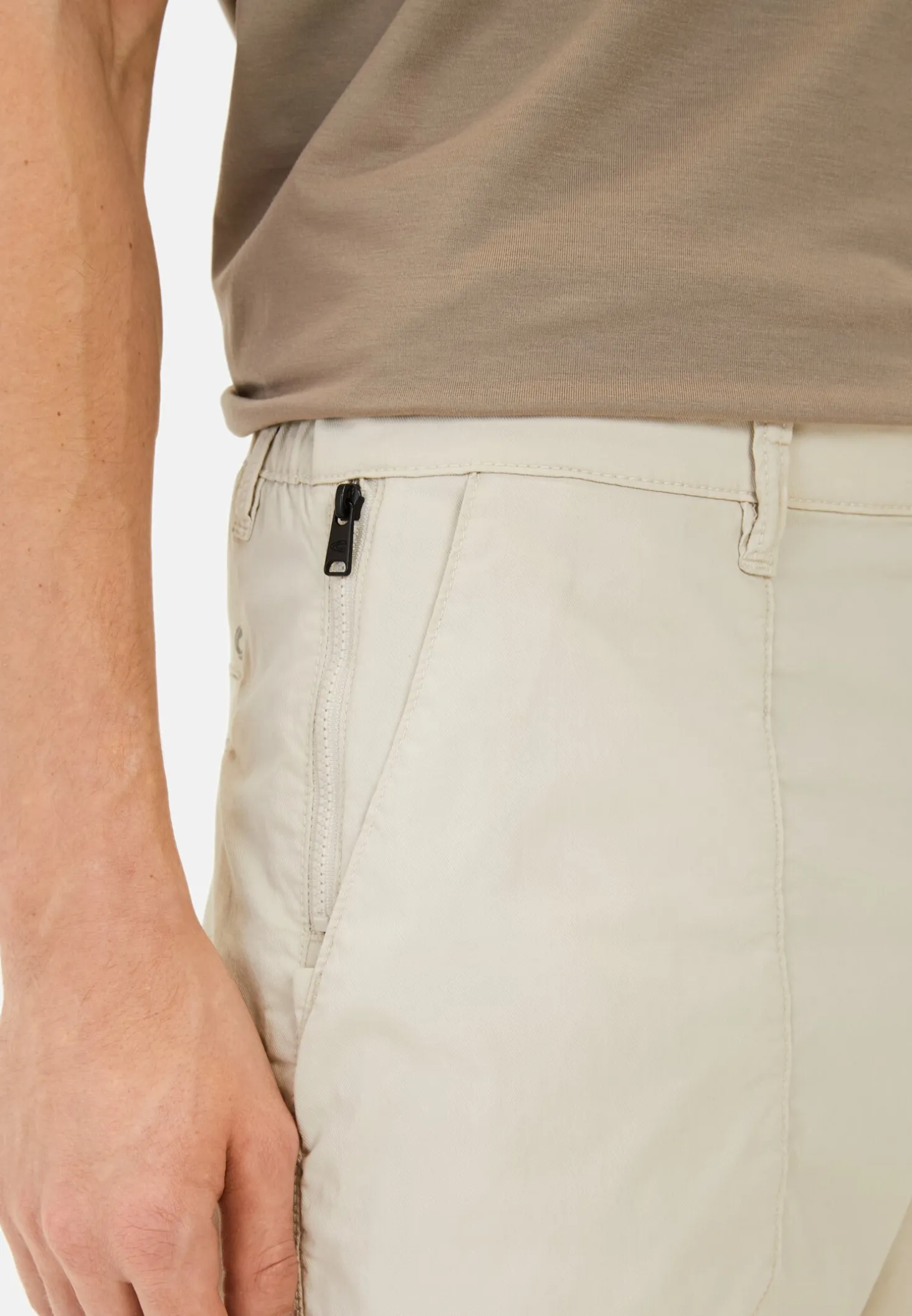 Leichte Chino im Relaxed Fit