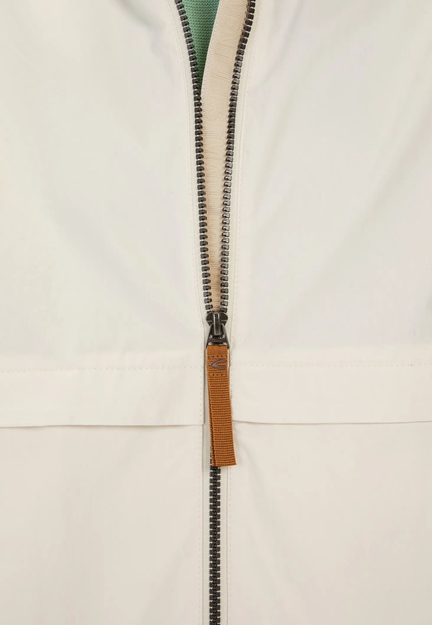 Leichte Jacke mit verstaubarer Kapuze