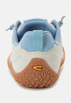 Leichter Sneaker mit griffiger Sohle