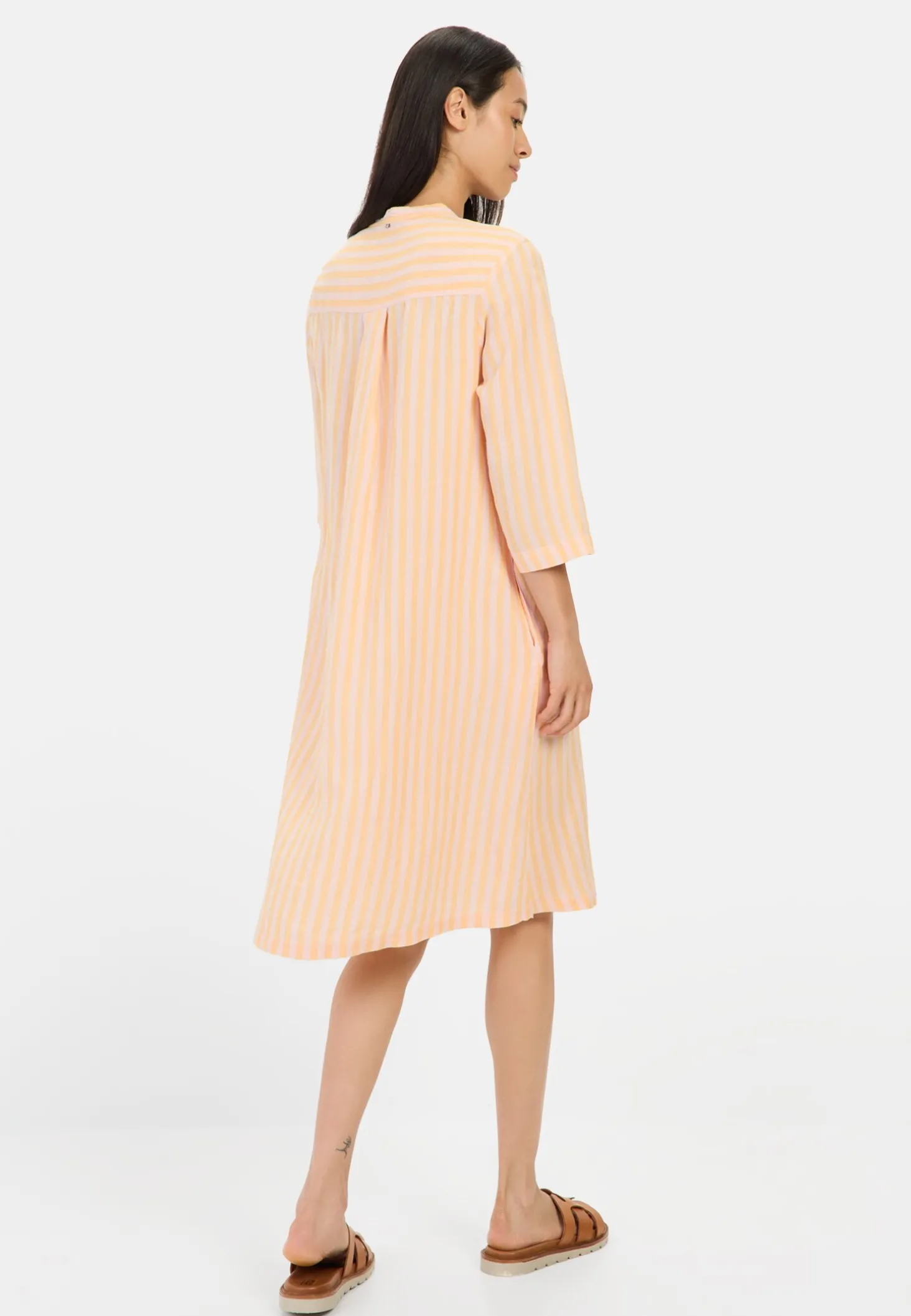 Mittellanges Kleid mit Rückenfalte