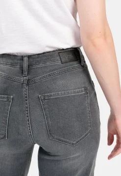 Mom Fit 5-Pocket Jeans