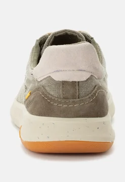Sneaker aus Canvas mit Lederapplikationen