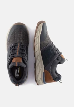 Sneaker aus einem Materialmix