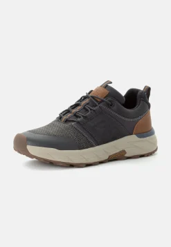 Sneaker aus einem Materialmix