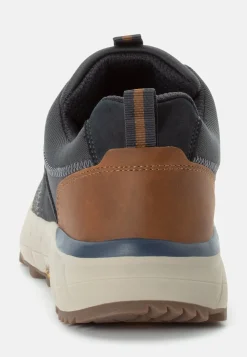 Sneaker aus einem Materialmix