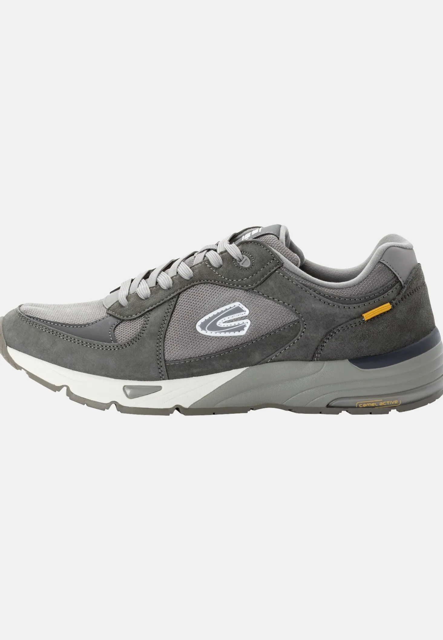 Sneaker aus einem Materialmix