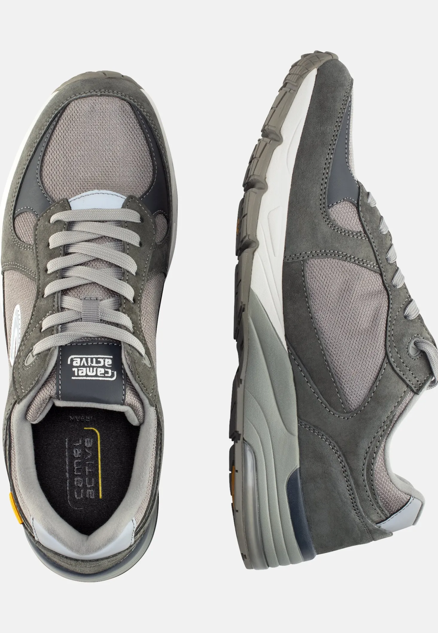Sneaker aus einem Materialmix