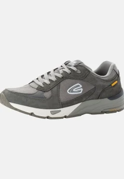 Sneaker aus einem Materialmix