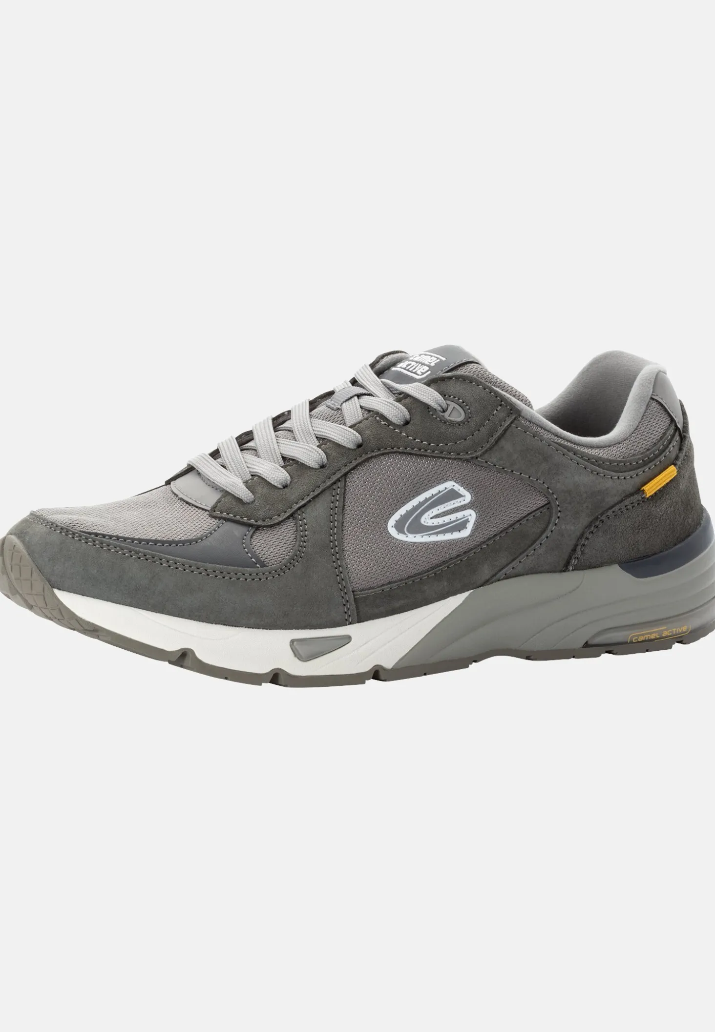 Sneaker aus einem Materialmix