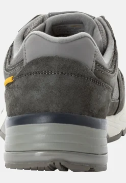 Sneaker aus einem Materialmix