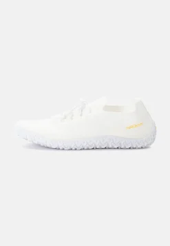 Sneaker aus einem Textilmix