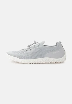 Sneaker aus einem Textilmix