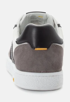 Sneaker aus Glatt- und Veloursleder