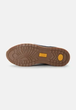 Sneaker aus Leder mit Textildetails