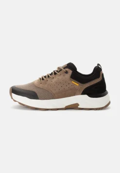 Sneaker aus Nubukleder und Textil