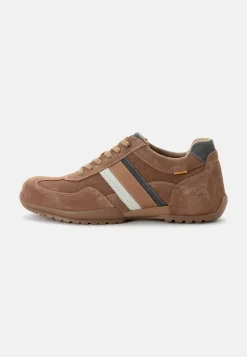 Sneaker aus Spaltleder mit Mikrofaserelementen