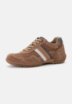 Sneaker aus Spaltleder mit Mikrofaserelementen