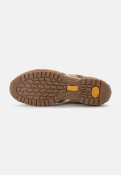 Sneaker aus Spaltleder mit Mikrofaserelementen