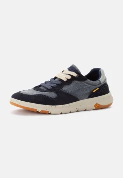 Sneaker aus Used Canvas und Spaltleder