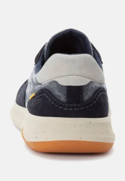 Sneaker aus Used Canvas und Spaltleder