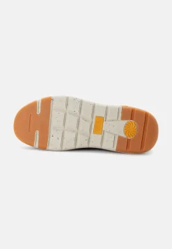 Sneaker aus Used Canvas und Spaltleder