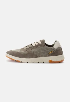 Sneaker aus Used Canvas und Spaltleder