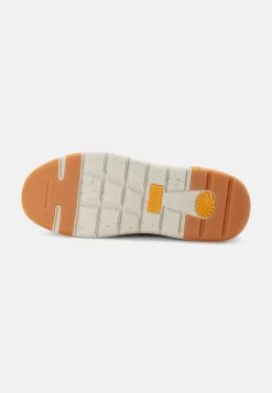 Sneaker aus Used Canvas und Spaltleder