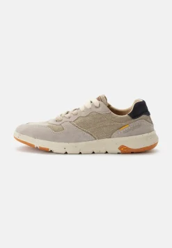 Sneaker aus Used Canvas und Spaltleder