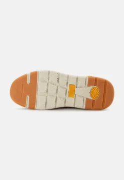 Sneaker aus Used Canvas und Spaltleder