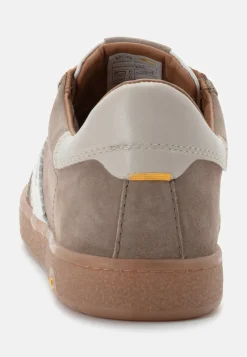 Sneaker aus Veloursleder