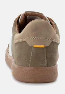 Sneaker aus Veloursleder