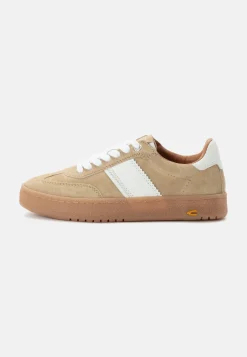 Sneaker aus Veloursleder