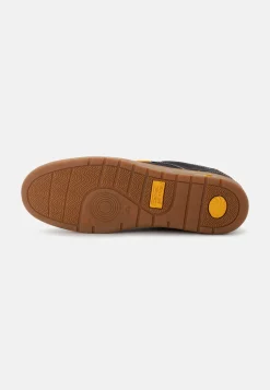 Sneaker aus Veloursleder