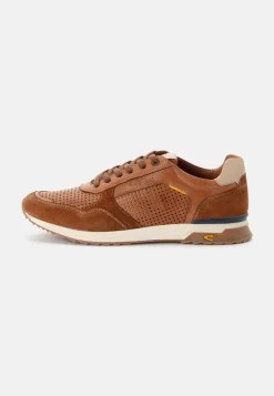 Sneaker mit atmungsaktiven Einsätzen