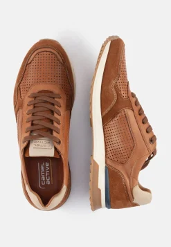 Sneaker mit atmungsaktiven Einsätzen