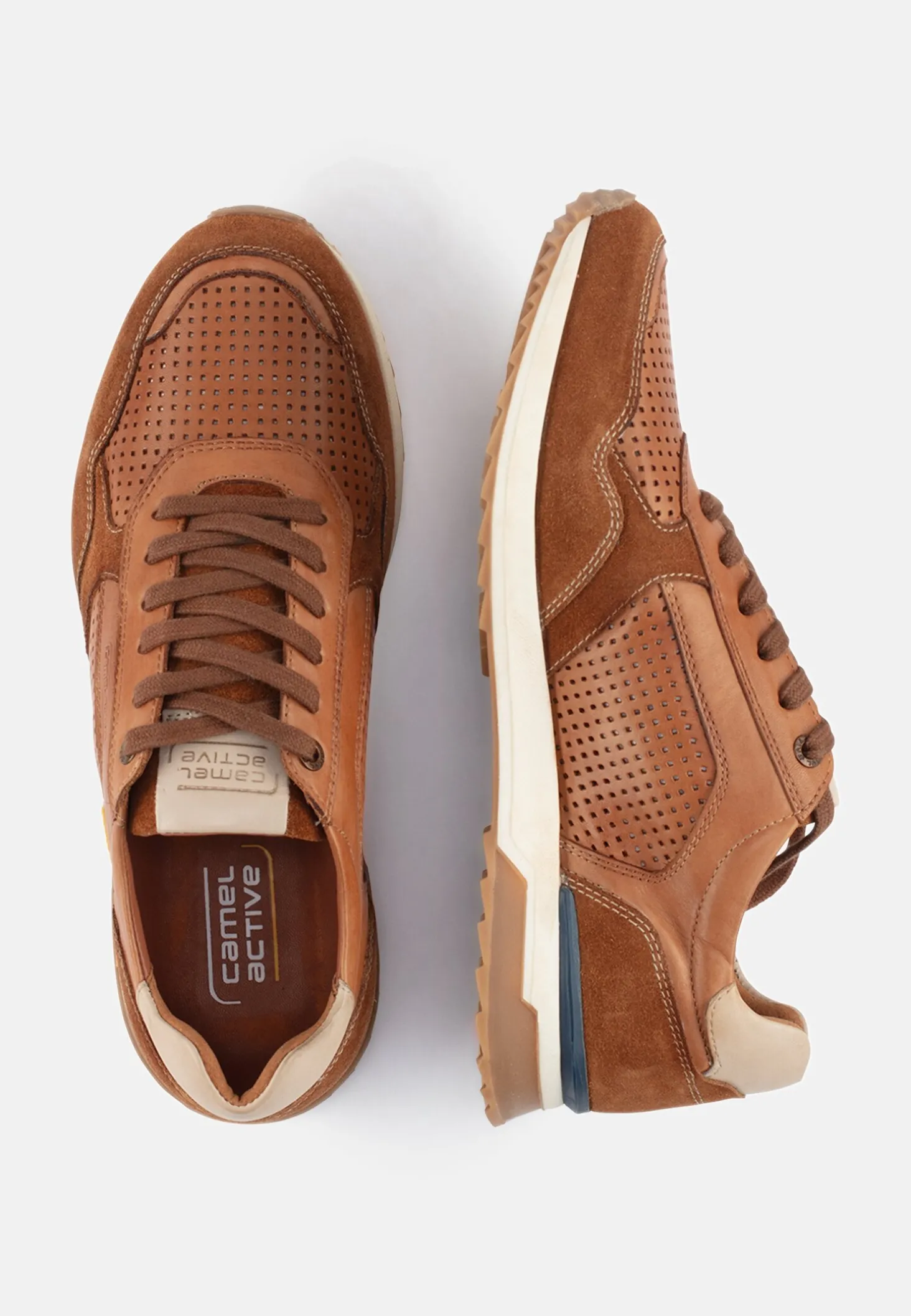 Sneaker mit atmungsaktiven Einsätzen