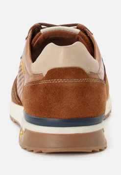 Sneaker mit atmungsaktiven Einsätzen