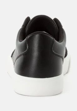 Sneaker mit Details aus Velourleder