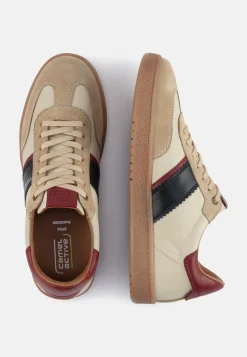 Sneaker mit farbigen Designelementen