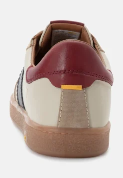 Sneaker mit farbigen Designelementen