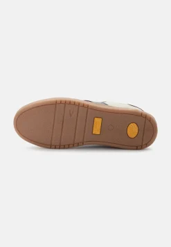 Sneaker mit farbigen Designelementen