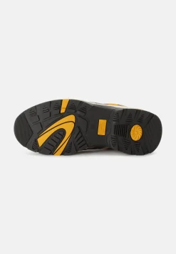 Sneaker mit griffiger Laufsohle