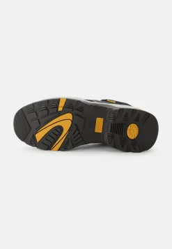 Sneaker mit griffiger Laufsohle